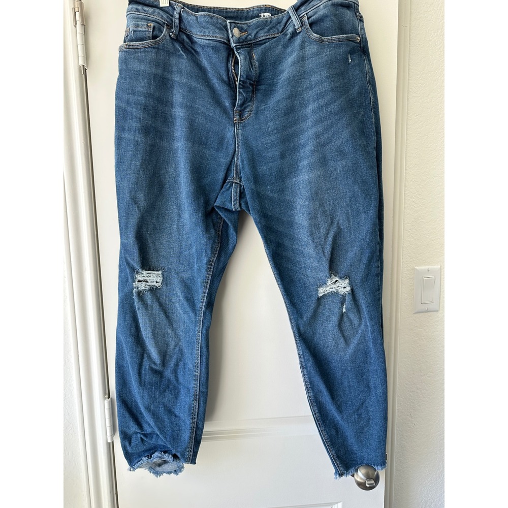Old Navy Women's Skinny Jeans in Medium Blue Wash - Picture 2 of 7